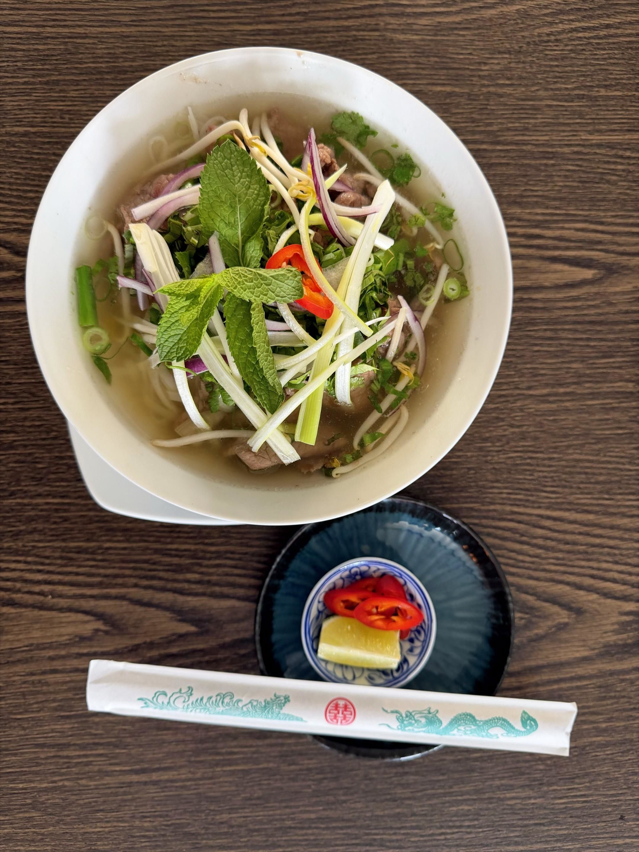 Pho mit frischen Kräutern