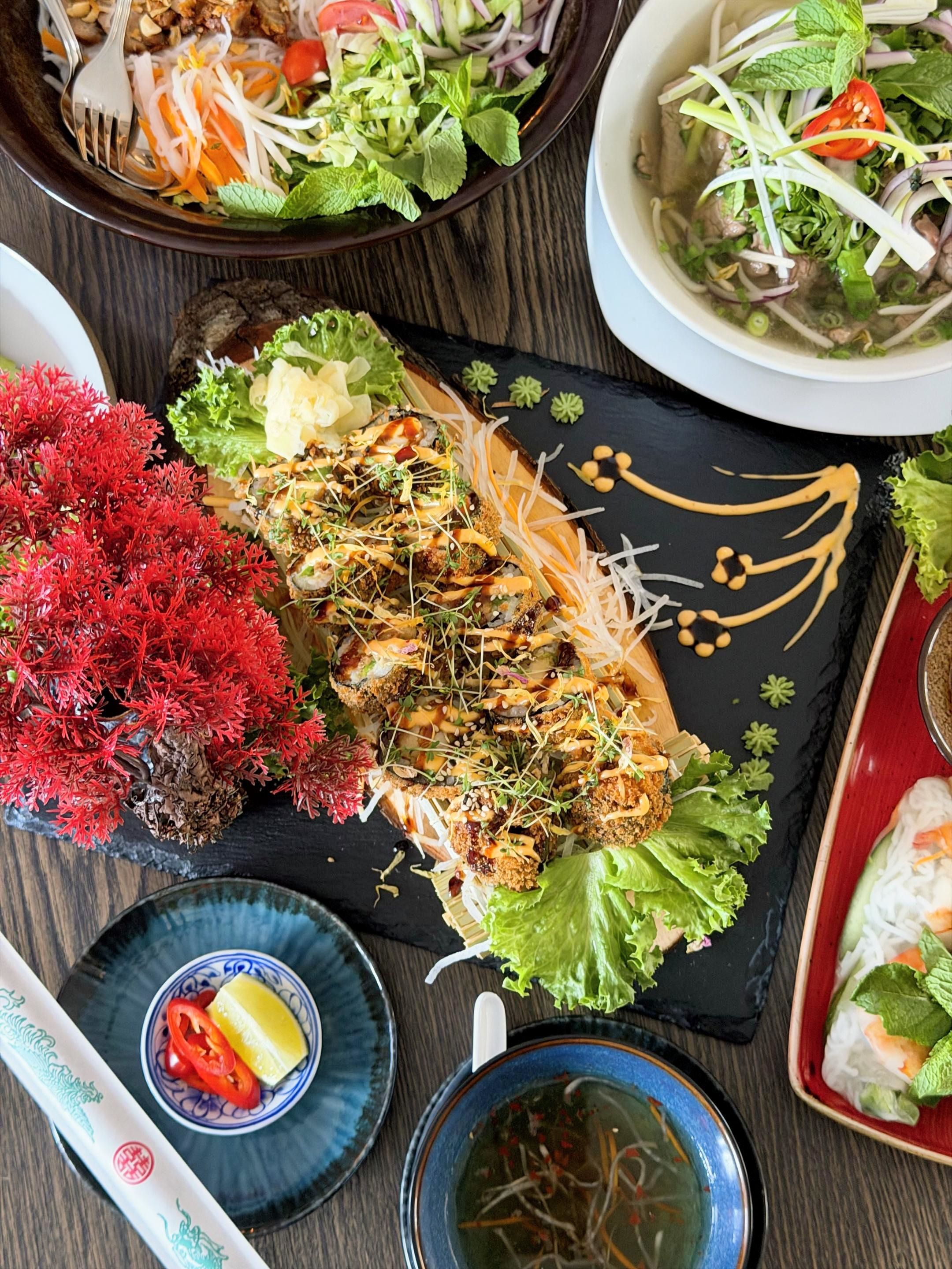 Frisch zubereitete Sushi-Rollen